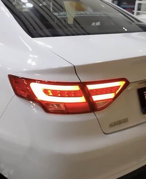 车尾方面,整个车尾非常的圆润时尚,尾灯采用最新设计,点亮后辨识度