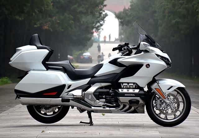 本田金翼对话兰德酷路泽:我叫声陆地巡洋舰,你敢答应吗?