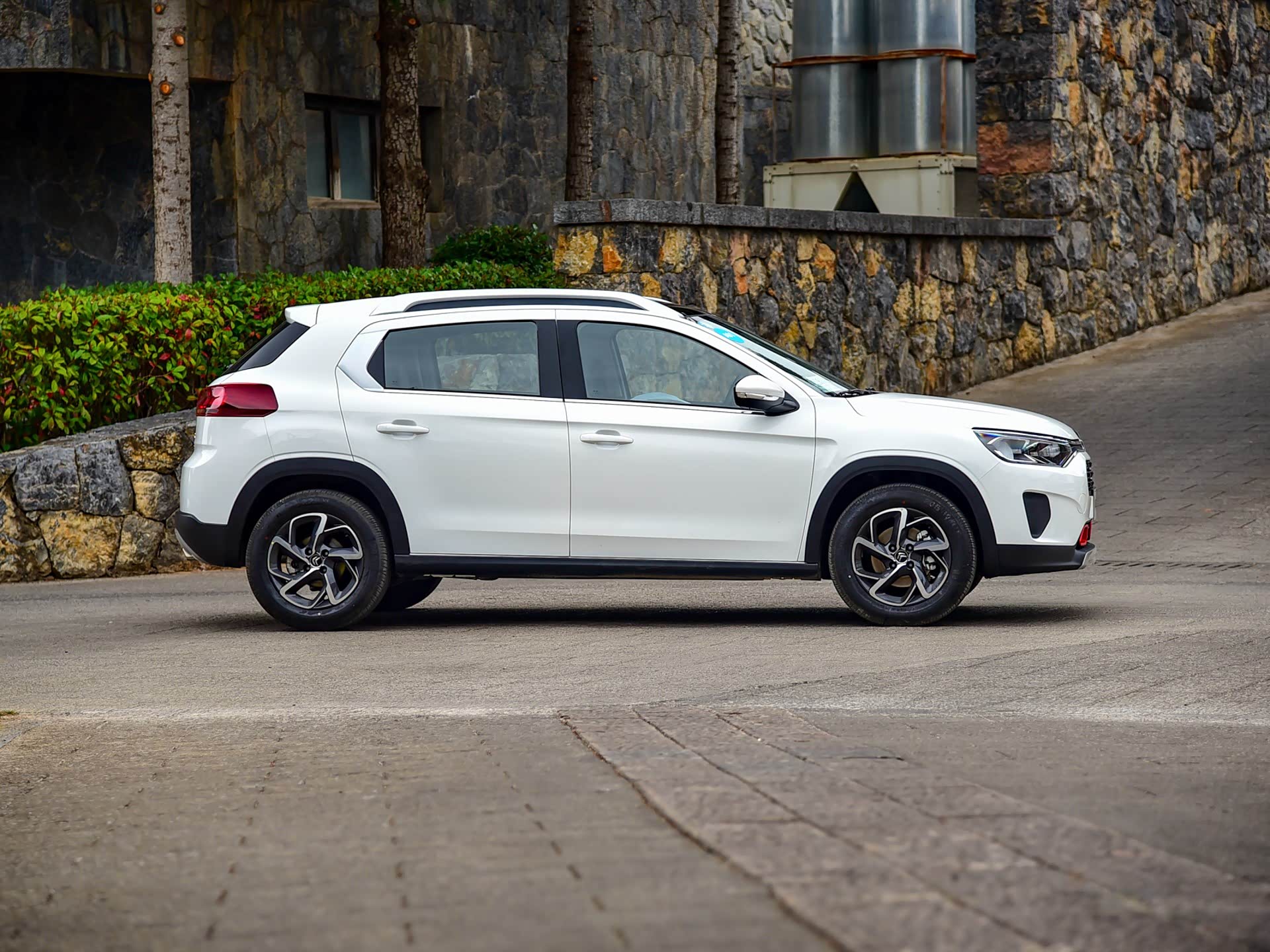 合资suv如何选?这款c3xr标配6at,售价不足10万