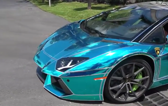 镭射蓝色超级跑车,阳光下闪闪发光