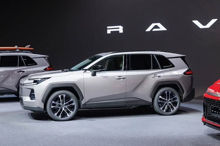 丰田第六代RAV4全球首发,放弃纯燃油,重点升级电动化与智能化_车家号_发现车生活_汽车之家