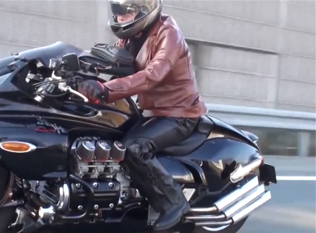 98万摩托车上高速,车型本田龙神,排量1520cc,全球发行100台