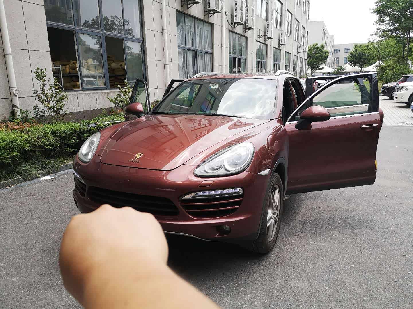 保时捷卡宴升级4座版本融合埃尔法座椅元素触屏控制更显科技感