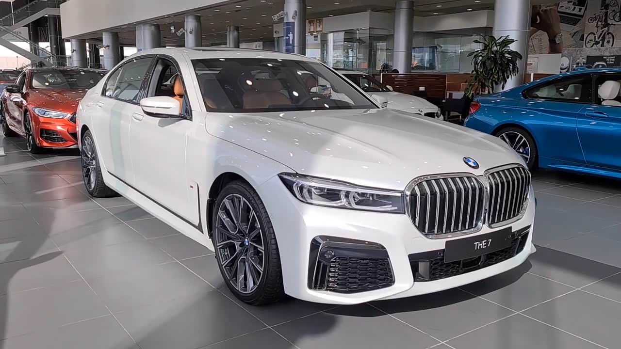没白等!2021款宝马7系豪华版到店,朝后备箱踢一脚,霸气开始