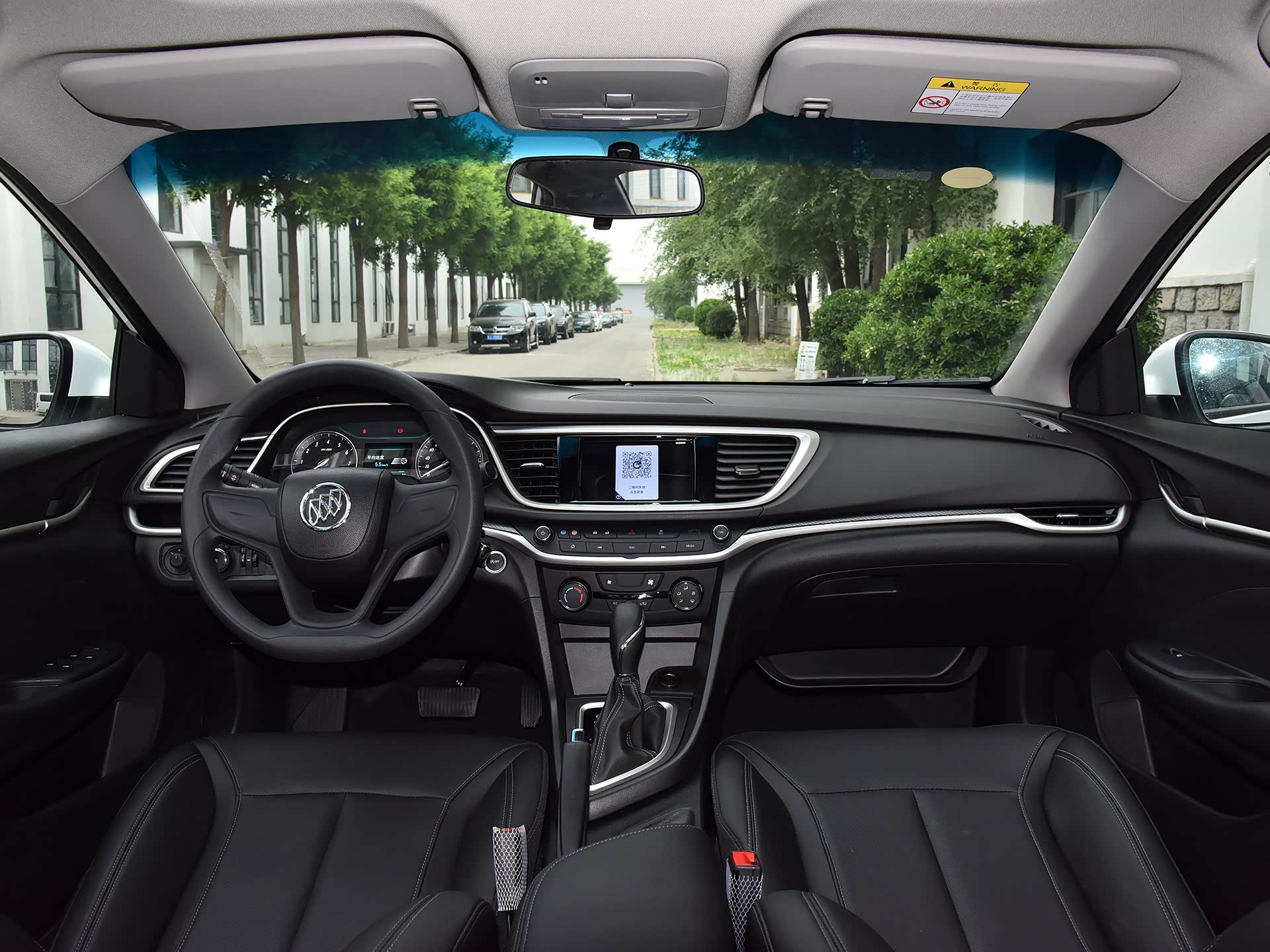 因为无论是从家用车还是中型车,无论是轿车还是suv,别克的内饰设计和