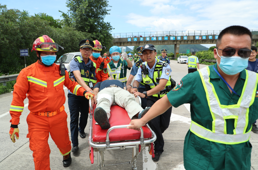 桂林交警开展"四位一体"联动型道路交通事故应急救援演练