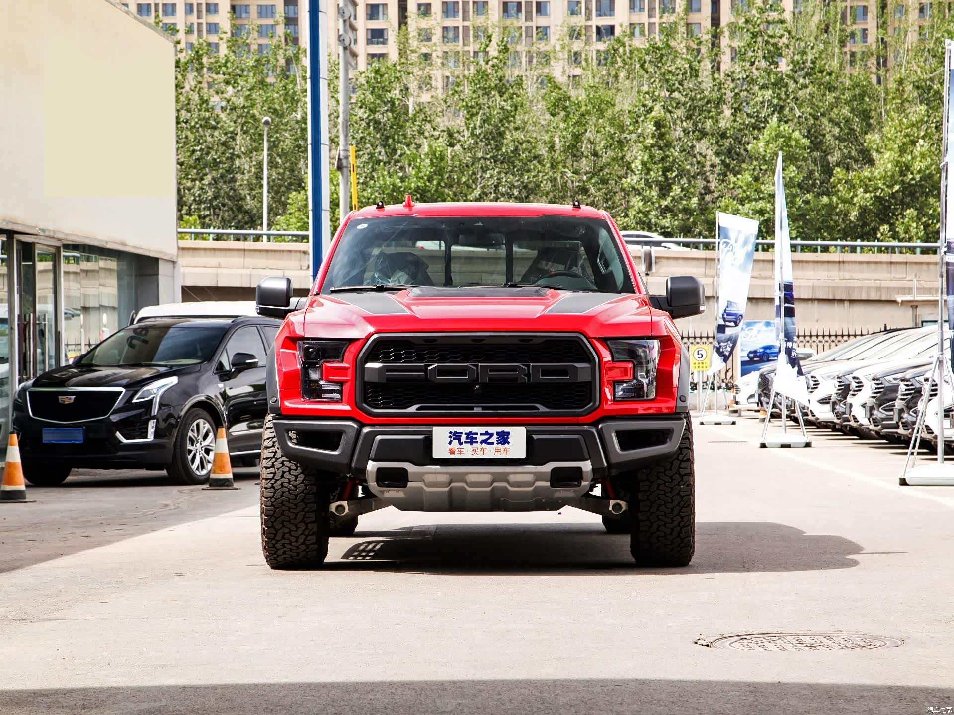 猛禽f150是原装进口的,有很多设计与国内合资车型不太一样,我们逐步