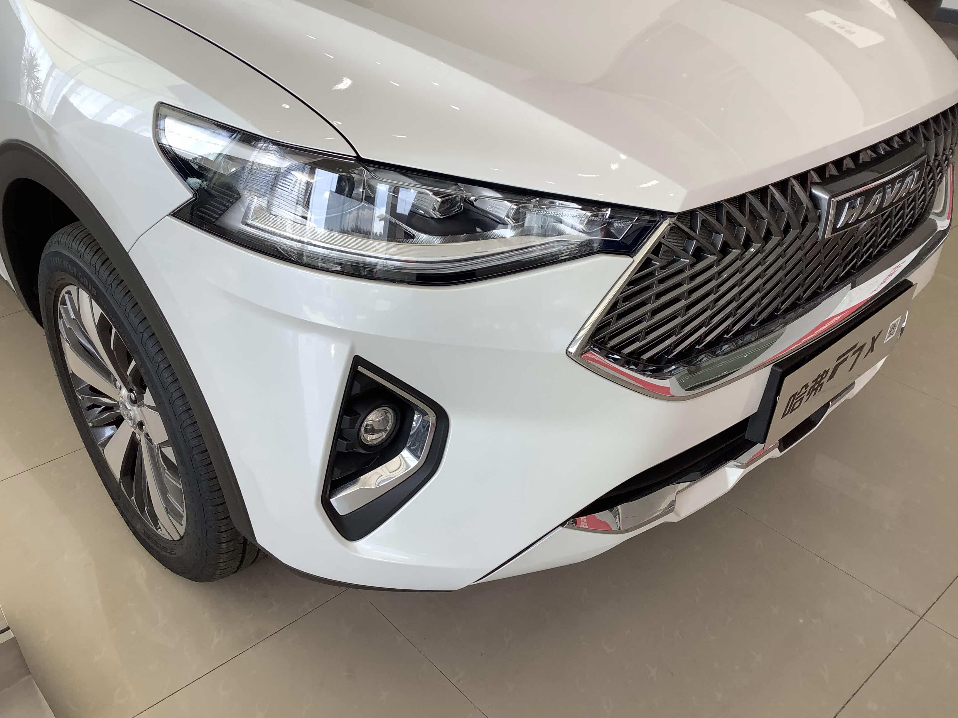 2021款哈弗f7x进店!白色涂装很时尚,配适时四驱 自动泊车入位