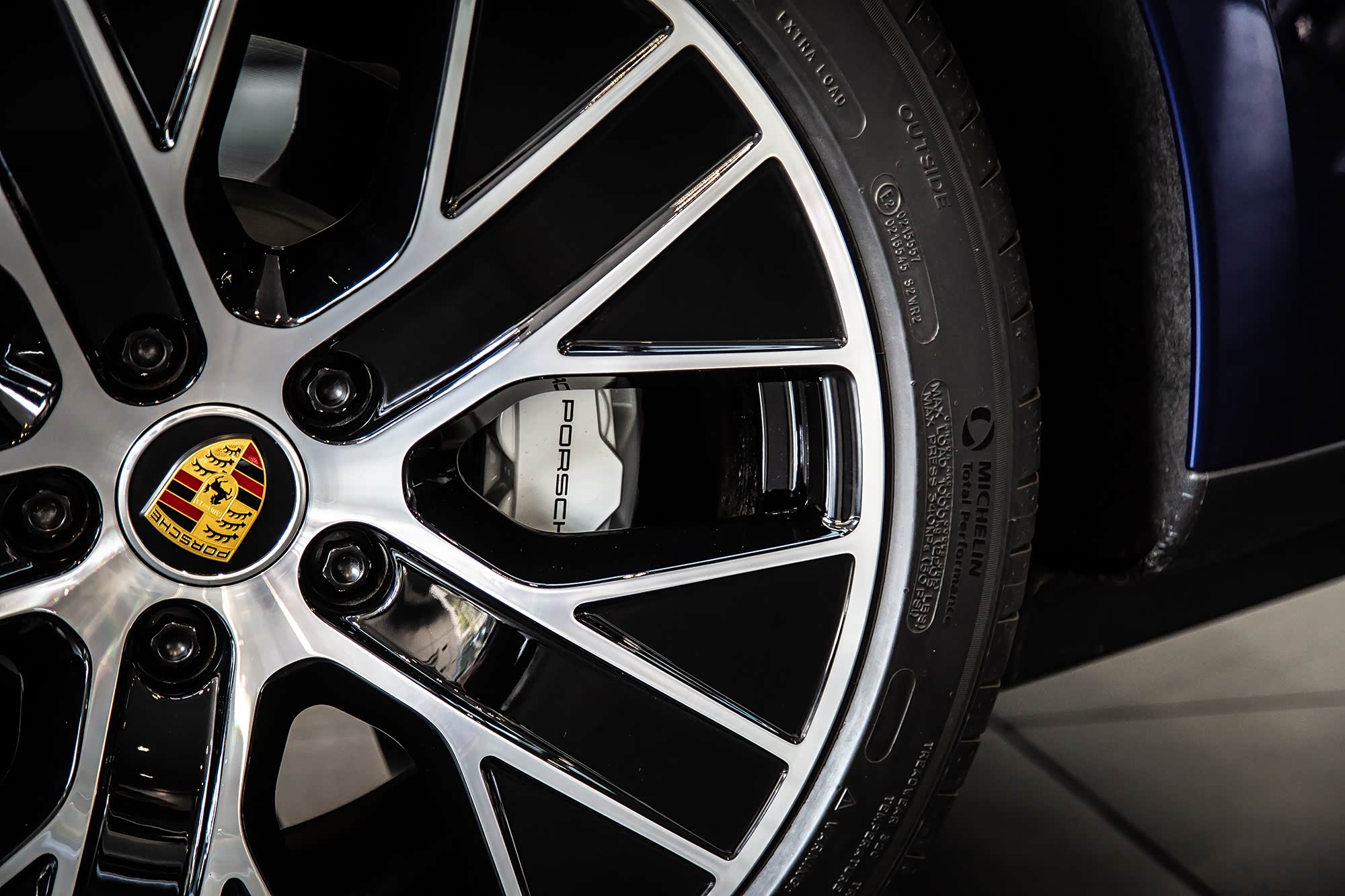 白色卡钳和镜面般的制动盘保证了 pscb 的高颜值