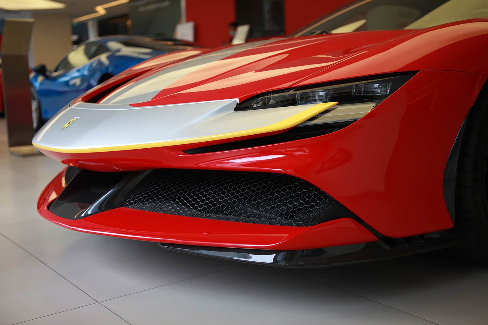 纪念f1车队90周年法拉利首款插电混动超跑sf90实拍