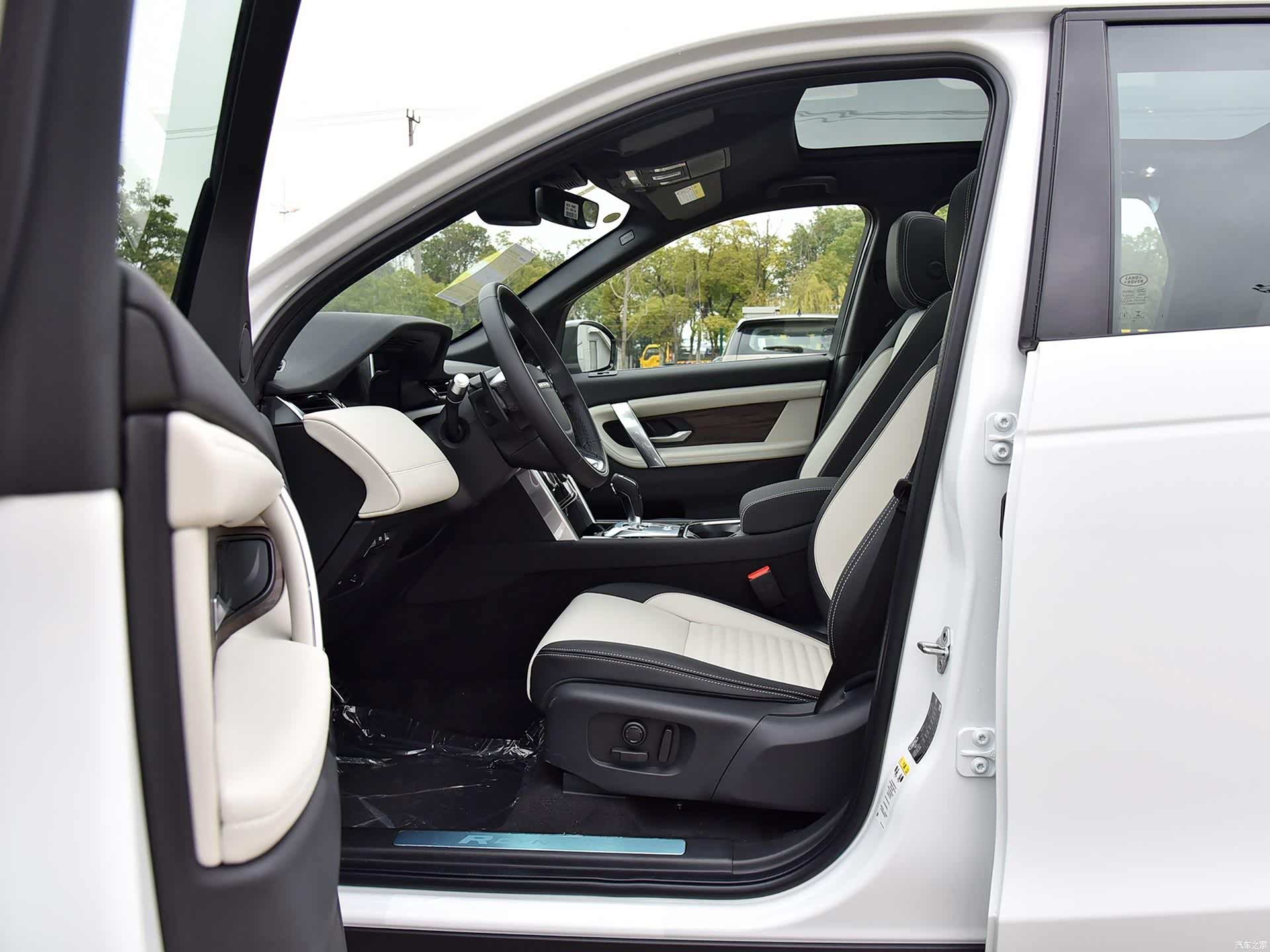 2020款路虎发现运动版目前陆续有车到店,售价35.68-45.58万元