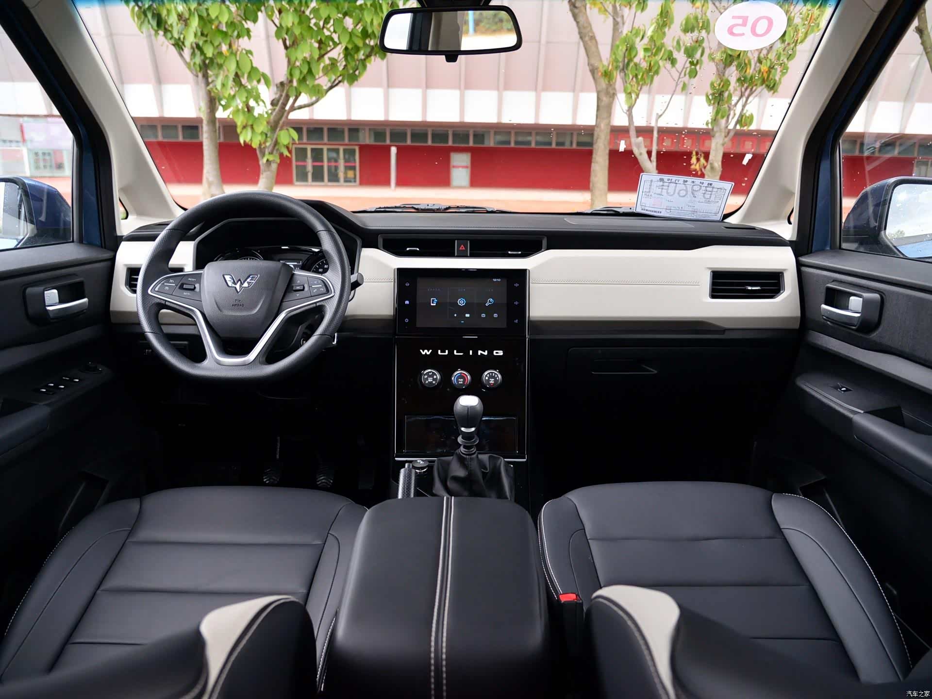 内饰方面,五菱宏光plus的内饰与外观同样采用了简洁的设计语言,但有所