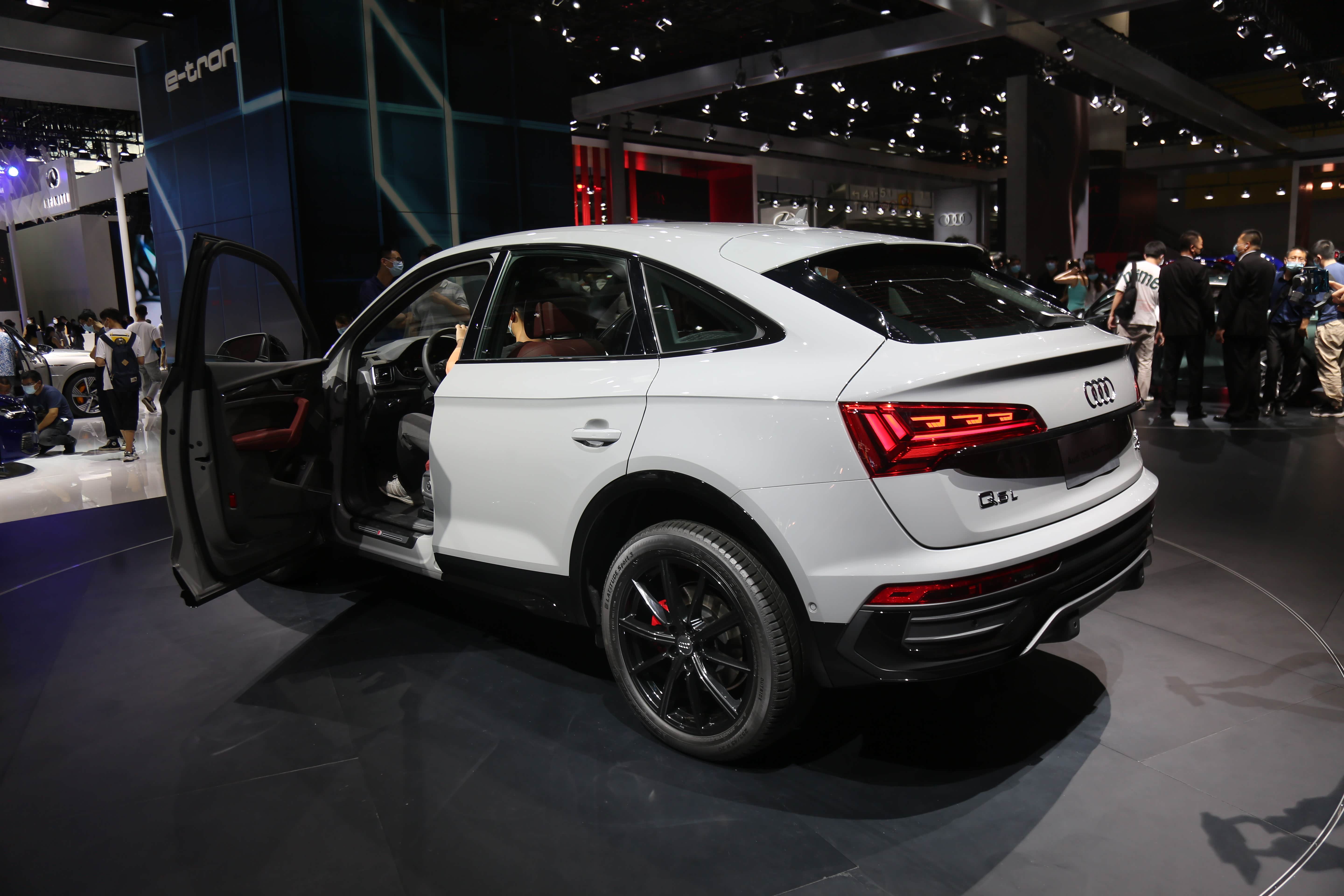 帅气轿跑suv正式上市 奥迪q5l sportback