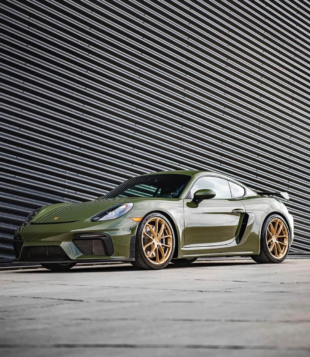 橄榄绿涂装 金色轮毂 中置后驱纯驾驶 保时捷718 gt4 你心动了吗?