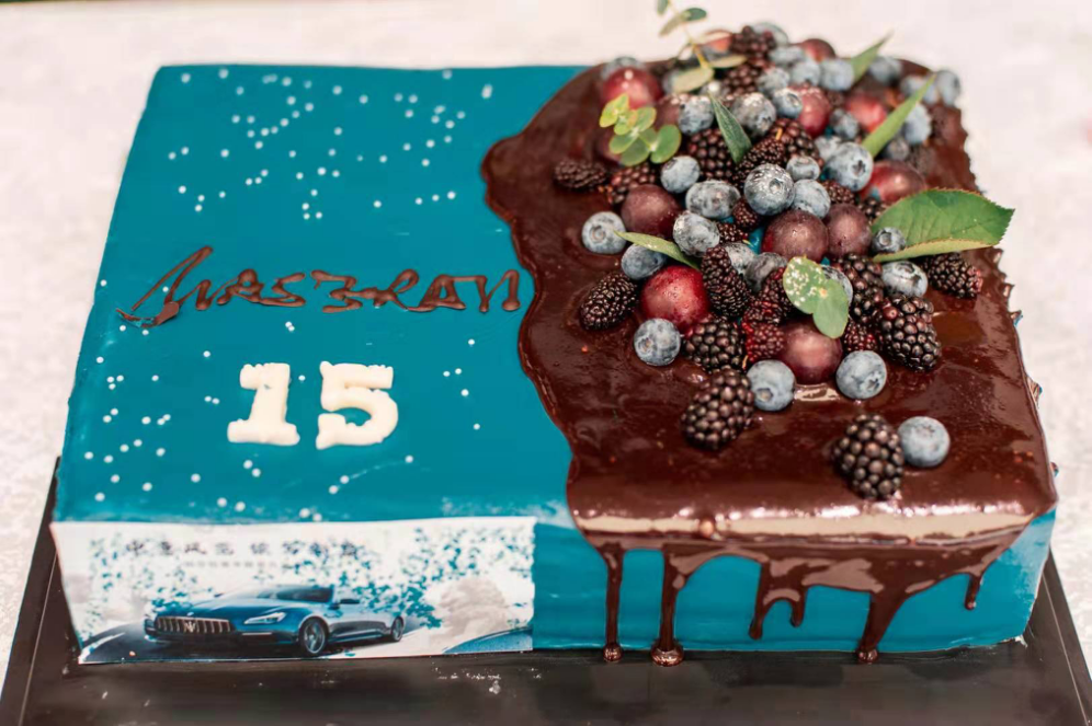 为庆祝玛莎拉蒂15周年精心准备的生日蛋糕,祝愿玛莎拉蒂中国在下一个