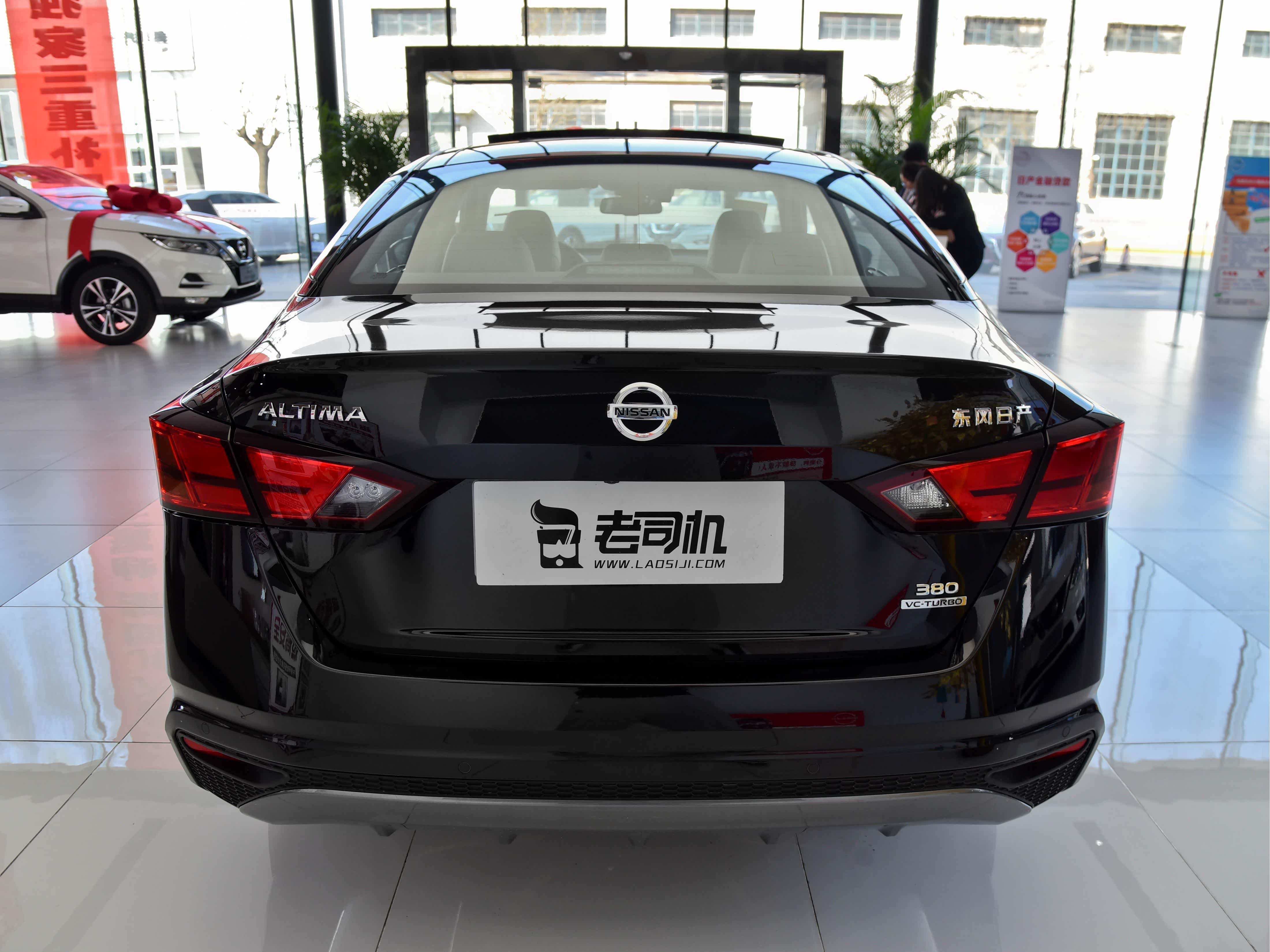 热门日系合资b级车,低价沙发座椅低油耗,带你看日产天籁