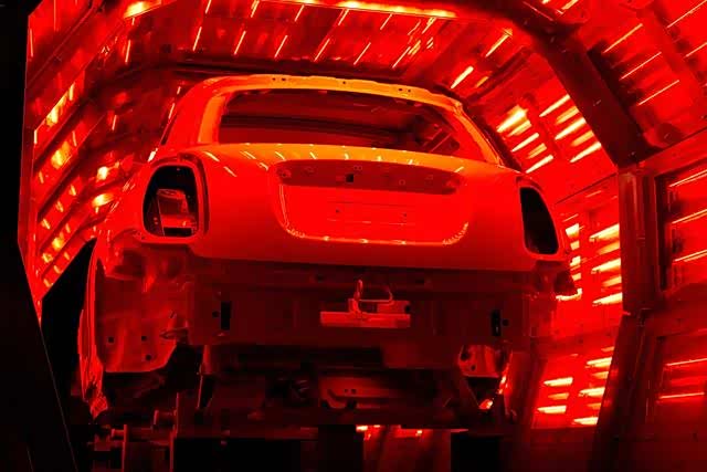 ▲汽车制造厂的漆面烘烤温度在140°C左右