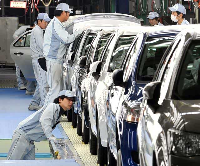 ▲汽车工厂有专门的漆面质量检验工序