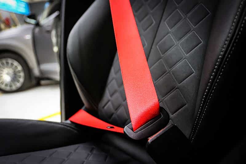 奥迪q5l换装berger红色安全带