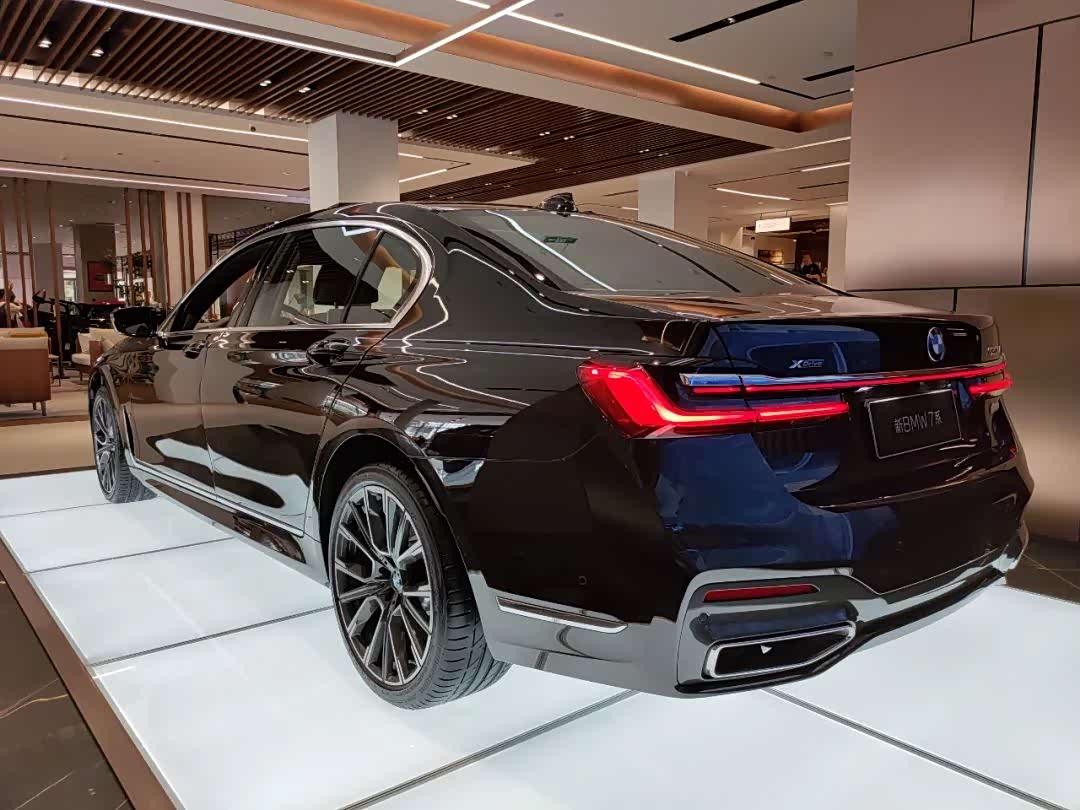 到店体验近200万的宝马750li,巨型格栅霸气十足,值得入手吗?