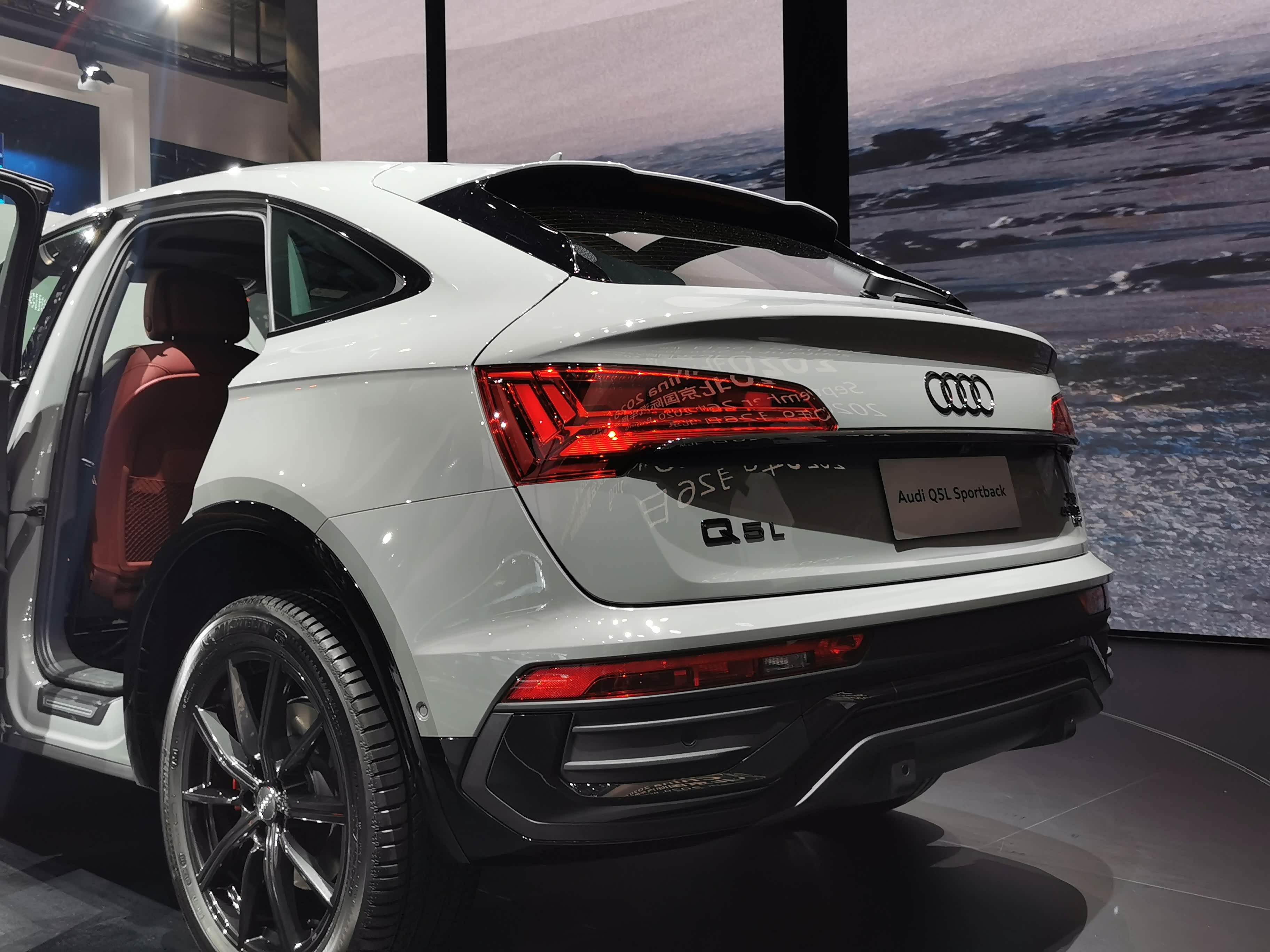 溜背造型/oled尾灯保留 全新奥迪q5l sportback首发!