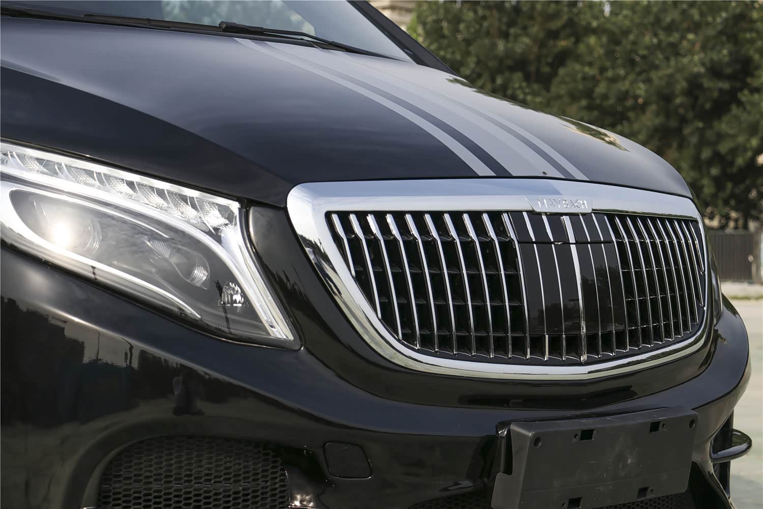 外观上改变最大的有三处,第一前脸格栅换位了迈巴赫粗壮镀铬和竖条