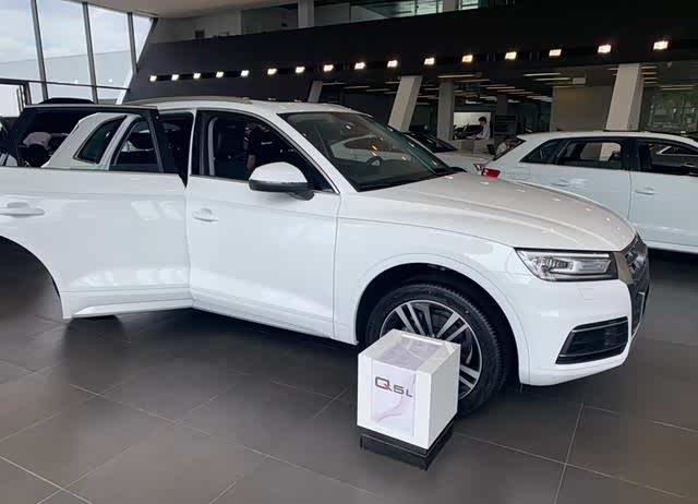 实拍2020款奥迪q5l!白色车身很大方,轴距超2.9米配2.0t 双离合