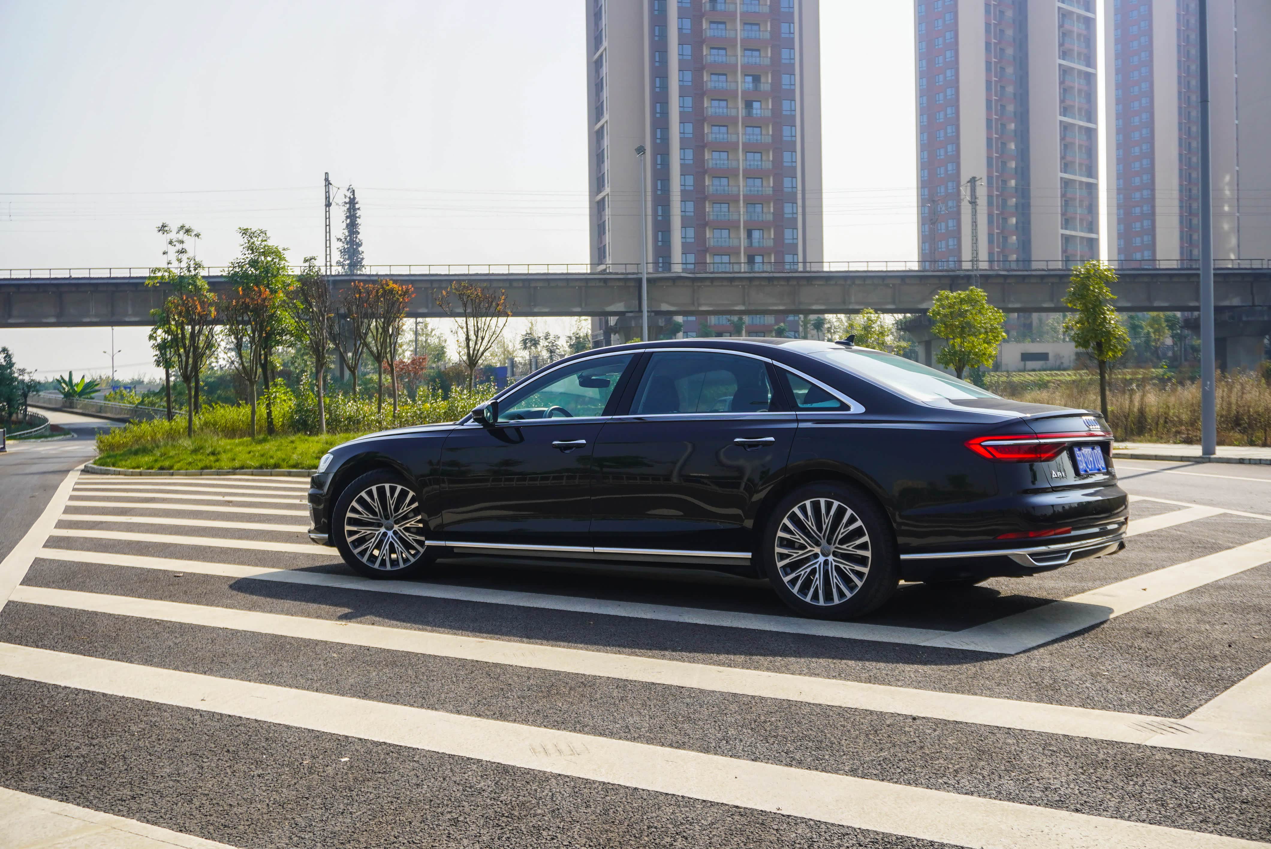 低调商务之选 体验奥迪a8l 55tfsi quattro