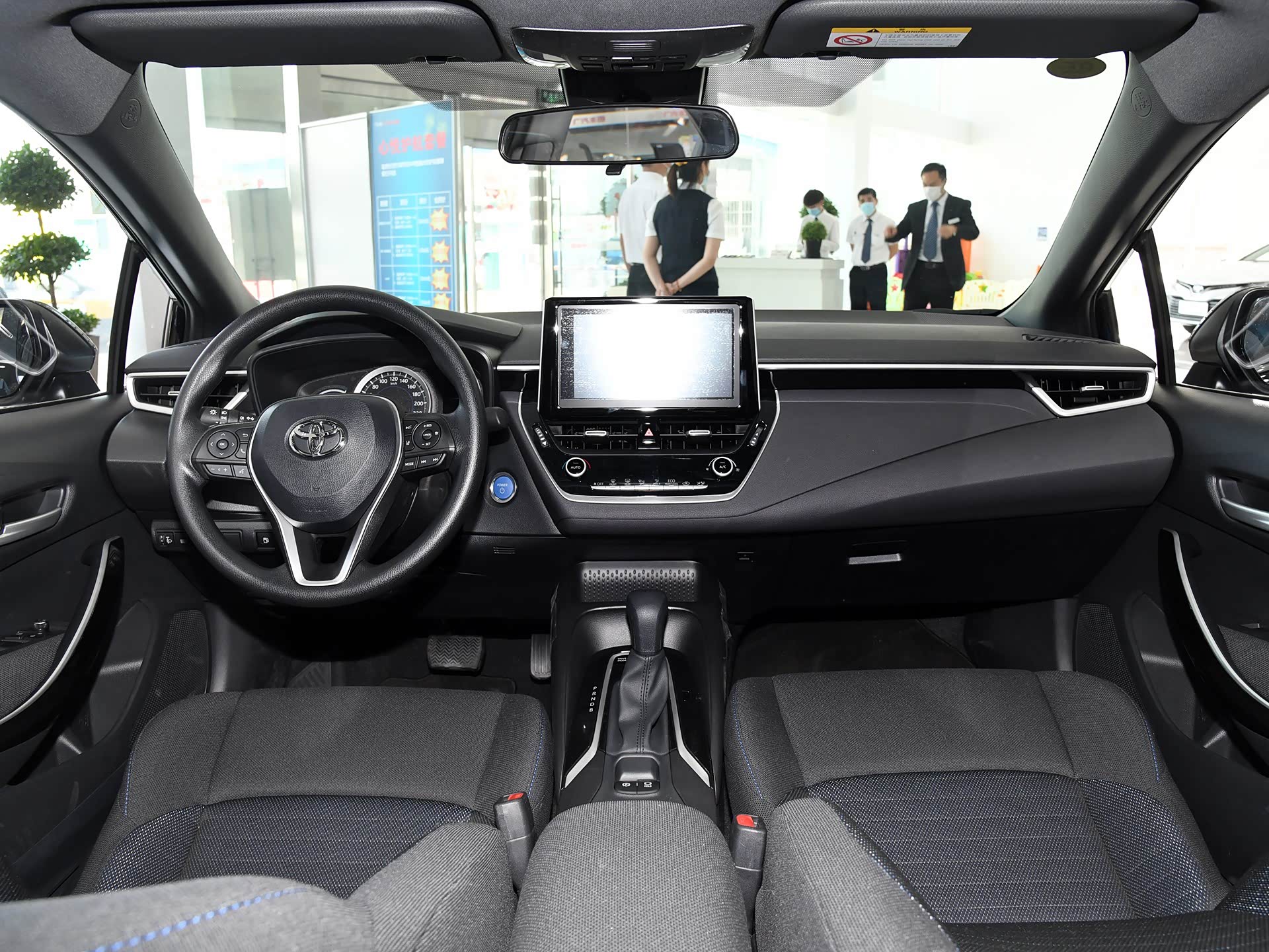 进入丰田雷凌车内,这款的内饰和其他车没什么太大的差别,都是差不多的