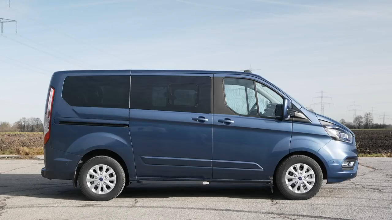 福特transit custom插电式混动电动车,车身侧面方正明朗!