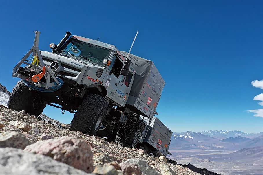 乌尼莫克攀登6694米火山 创汽车新记录