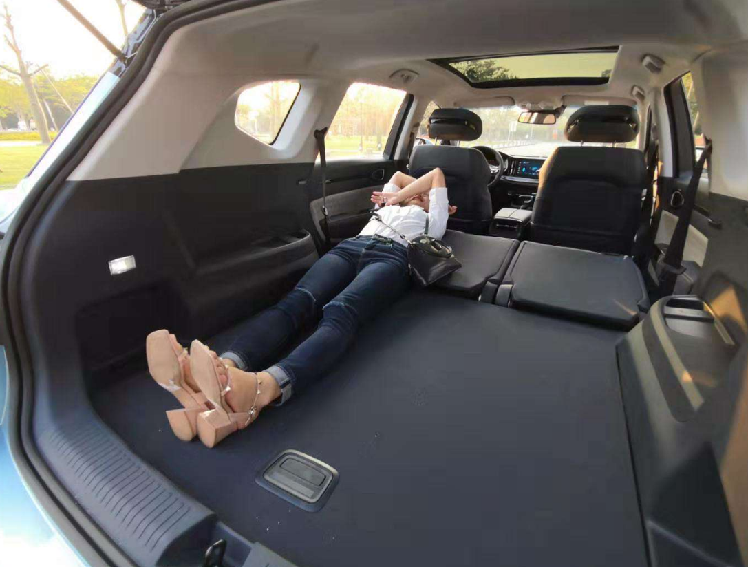国产车迎来"第二春",全新跨界车后排可以躺,车内全声控才12万