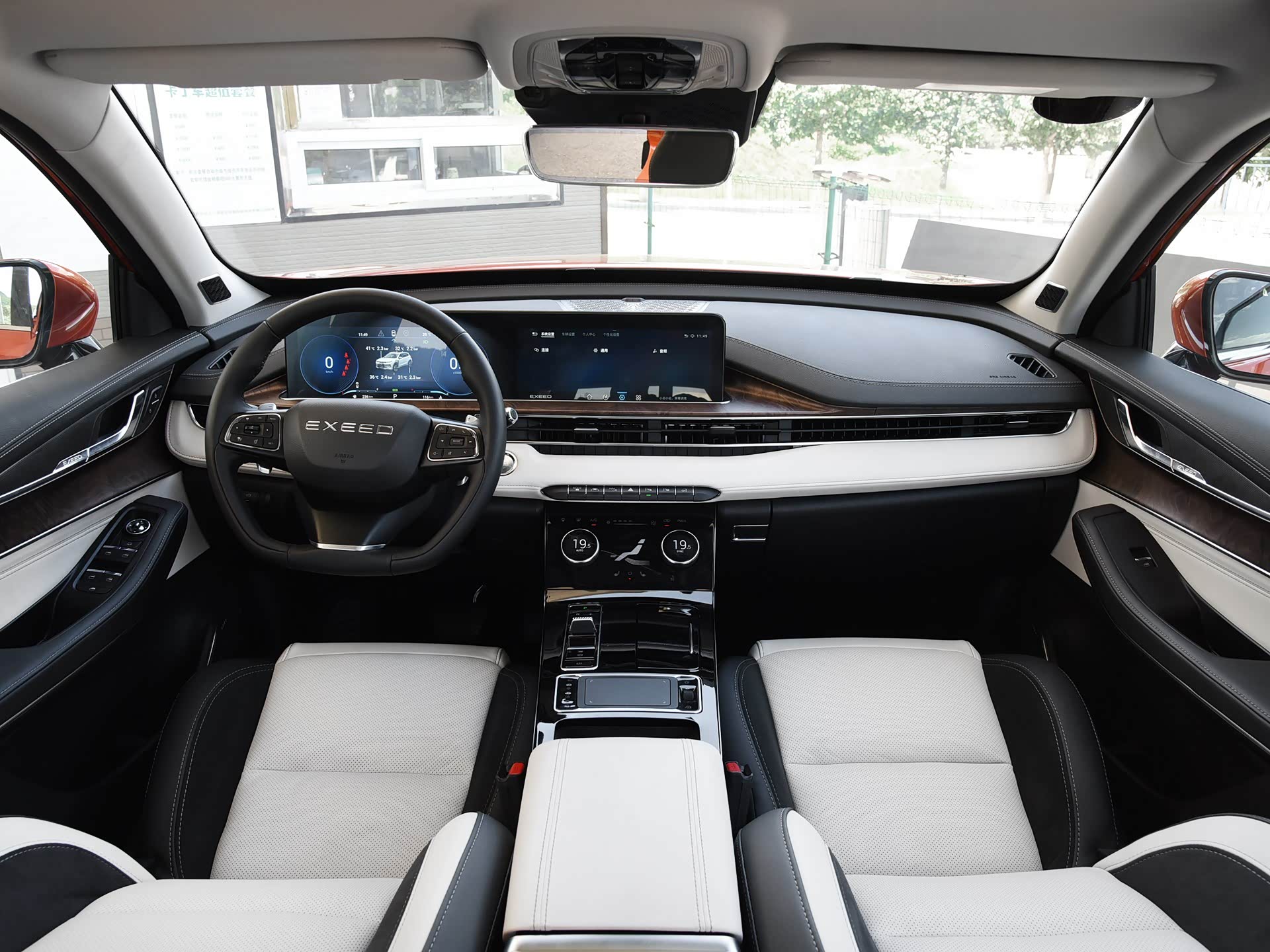 内饰方面,星途lx采用了非对称式的布局,并且在内饰用料方面十分精致