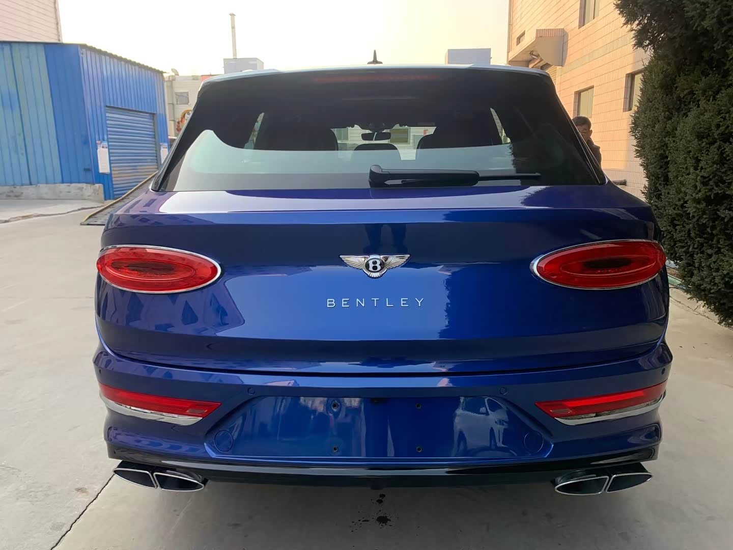 21款宾利添越摩洛哥蓝色外观独具个性