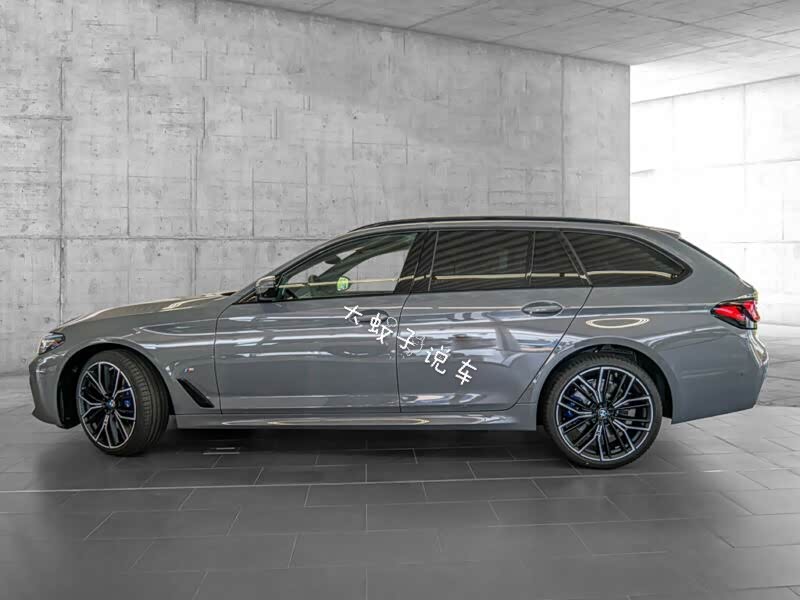 新款宝马5系旅行版,水泥灰涂装,好看还实用,网友:爱了爱了