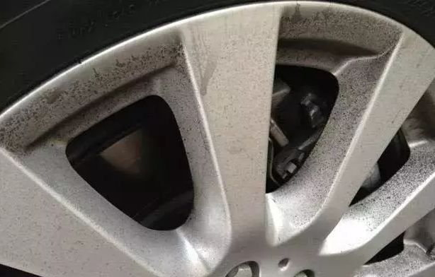 汽车刹车片总是掉黑粉是坏了吗?