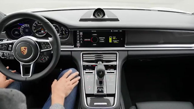 保时捷帕拉梅拉中控区域的展示和讲解