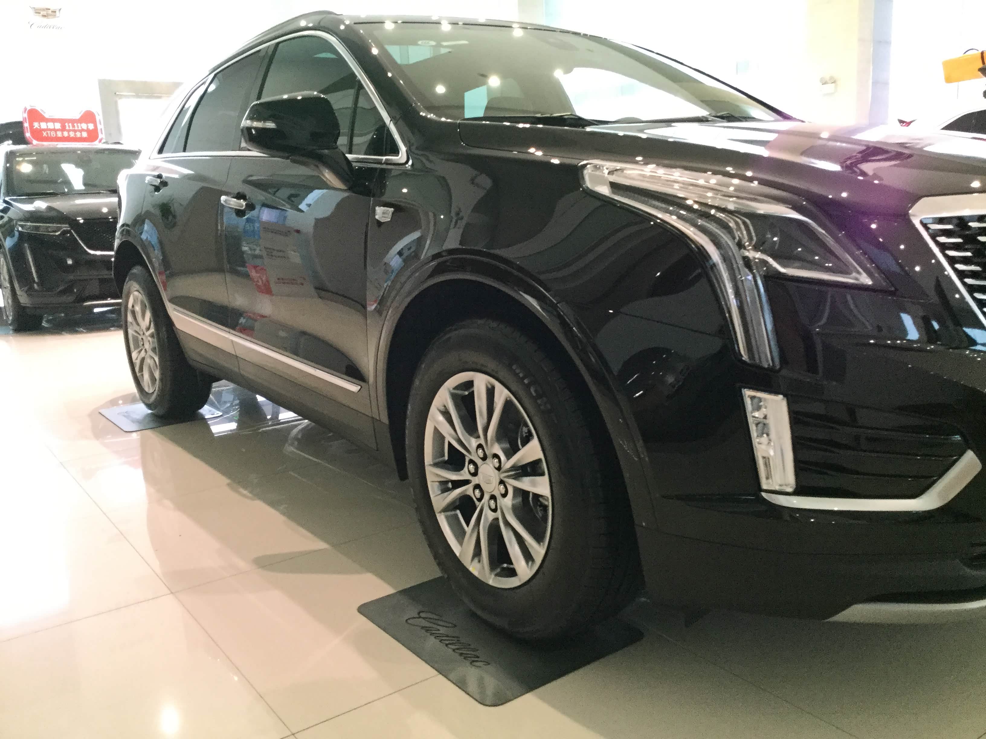 进店实拍2021款凯迪拉克xt5!配后排侧隐私玻璃 雨量感应式雨刷