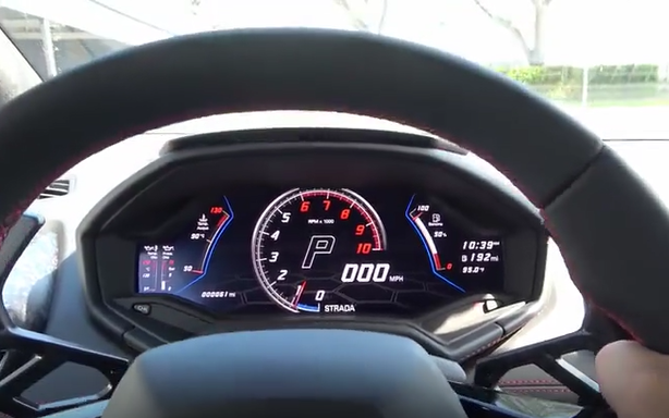 性能强悍的兰博基尼 huracan,仪表盘设计精致时尚