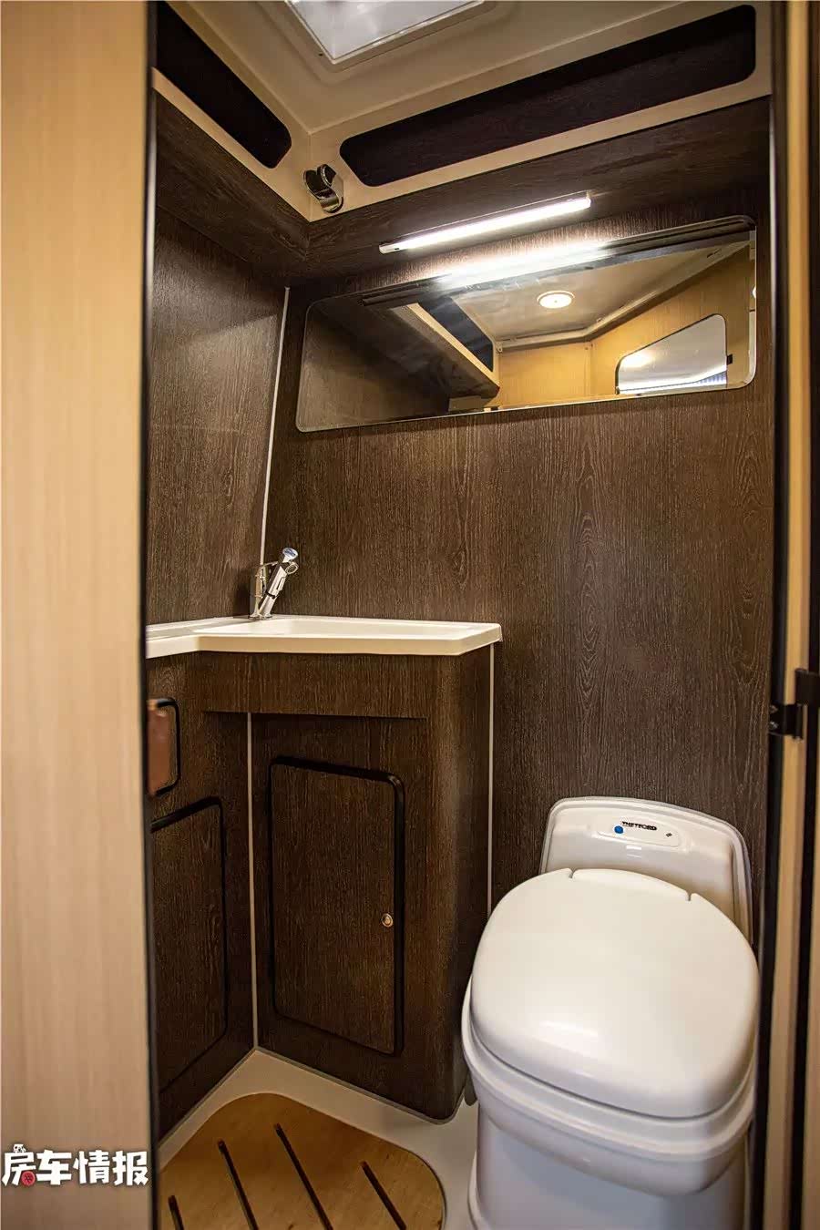 30多万就能买的五十铃房车,配2.5t 6at分时四驱,进口家具住4人