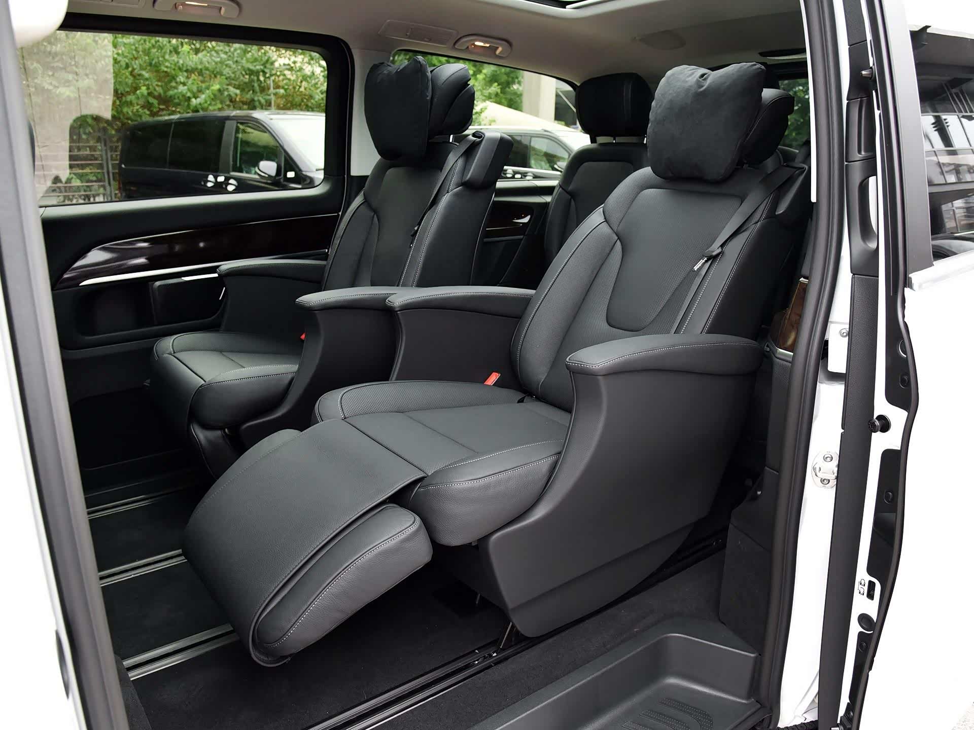 成功人士的选择,奔驰v级,后排能坐又能躺!