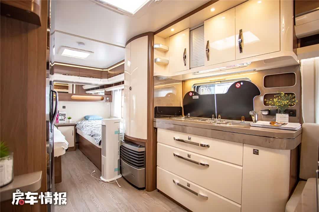 来看看真正适合一家人的房车!空间大够豪华,住上一个月无压力