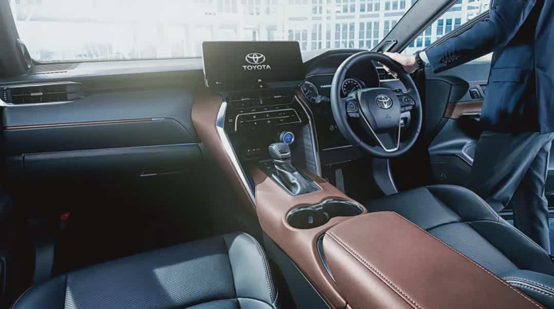 另外,海利亚的内饰设计大体还是采用目前丰田最新的设计语言,也许这块