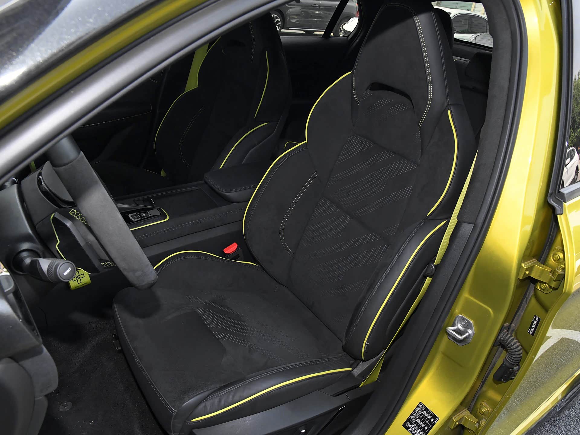 领克03 的一体化运动座椅