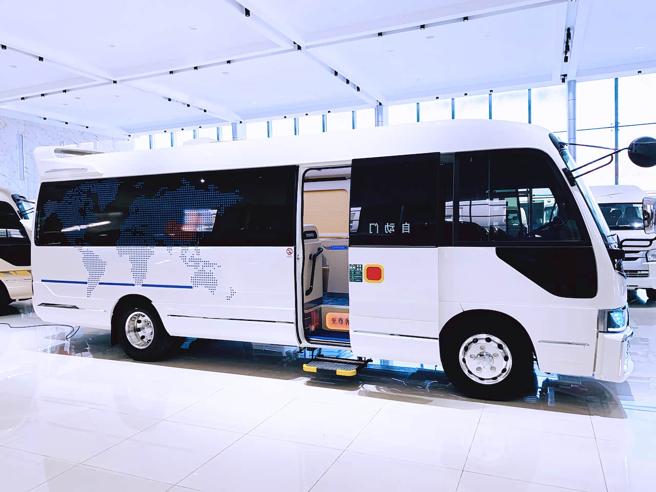 官员席航空座椅:高级主任座席由真皮宇航座椅结合,依据真身工程学计划