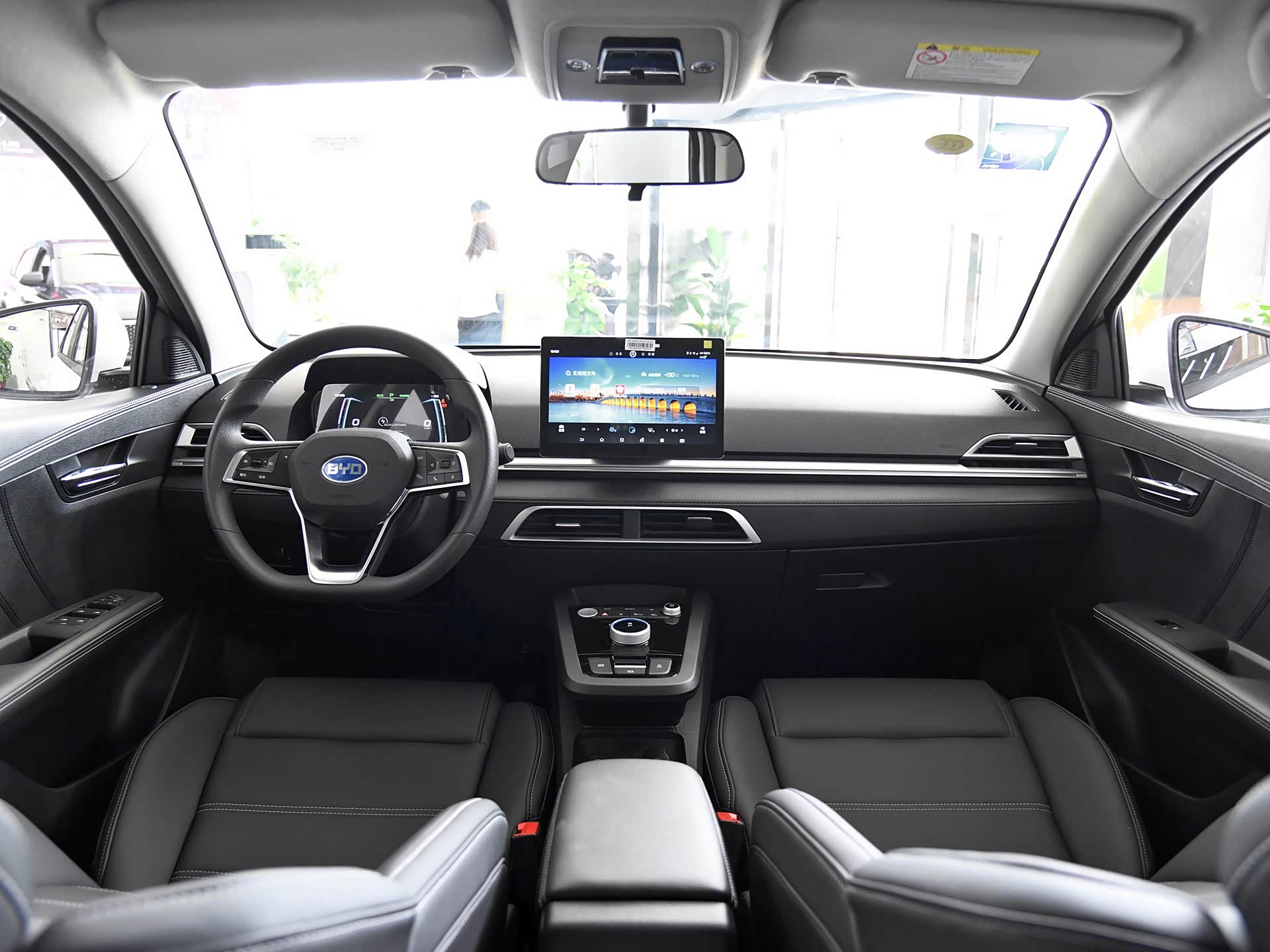 内饰方面,比亚迪e2的整体布局十分简洁,采用了黑色搭配红色的设计