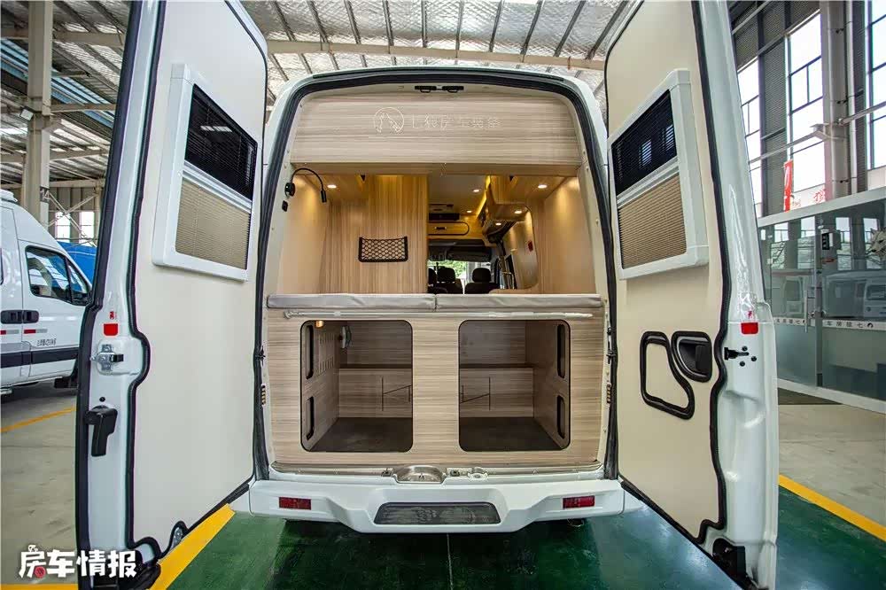 不到20万只能选床车看这款大通房车两口人做顿饭洗个澡没问题