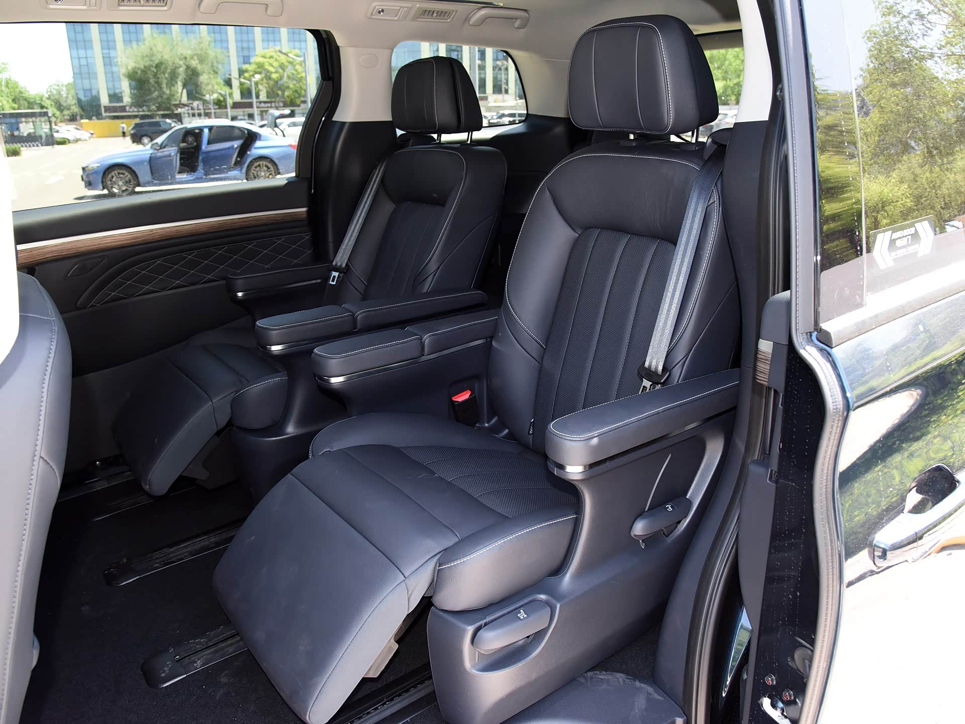 平民版埃尔法 广汽传祺gm8大师版上市 售23.98万起