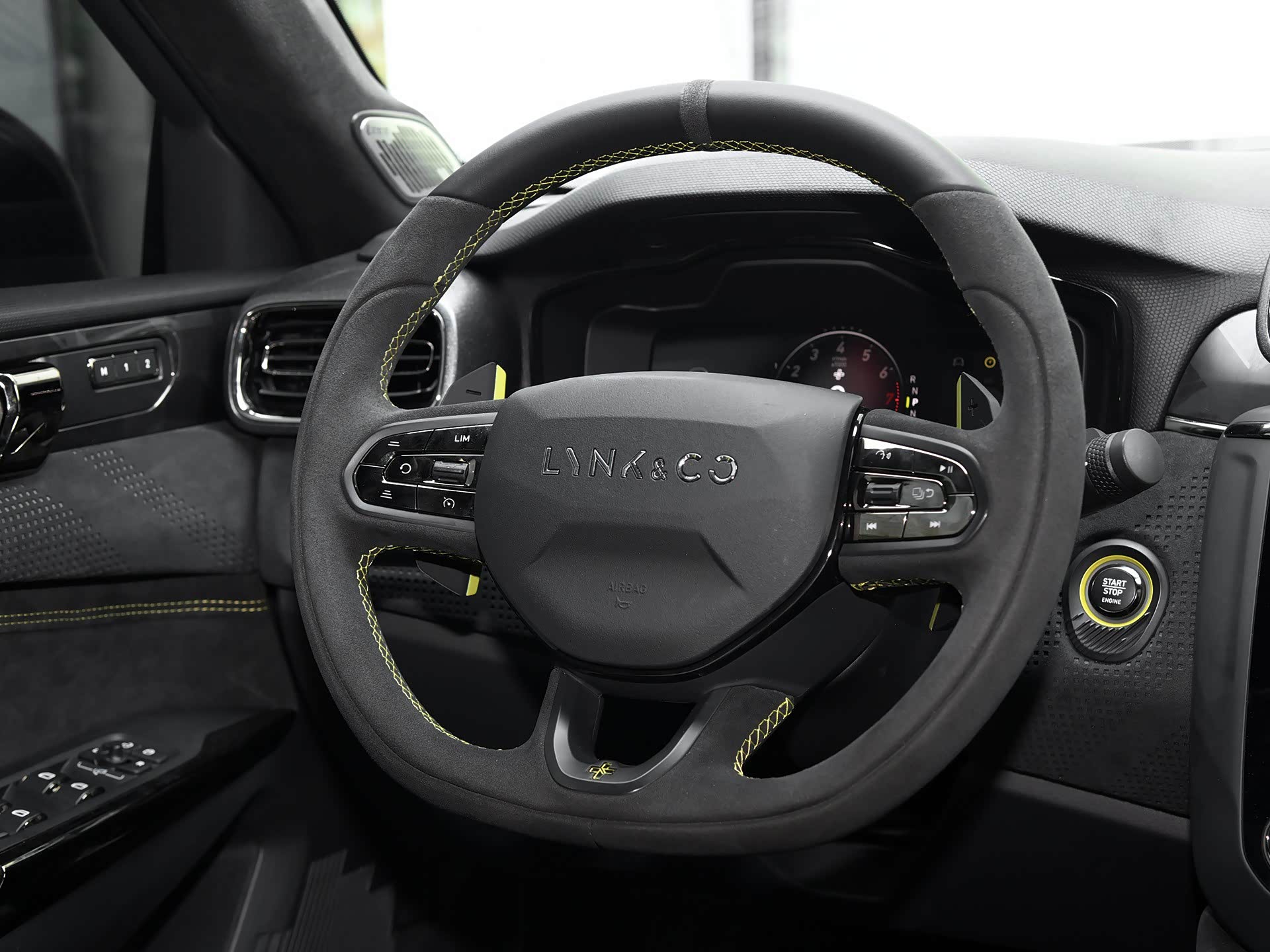 领克03  带换挡拨片的运动方向盘