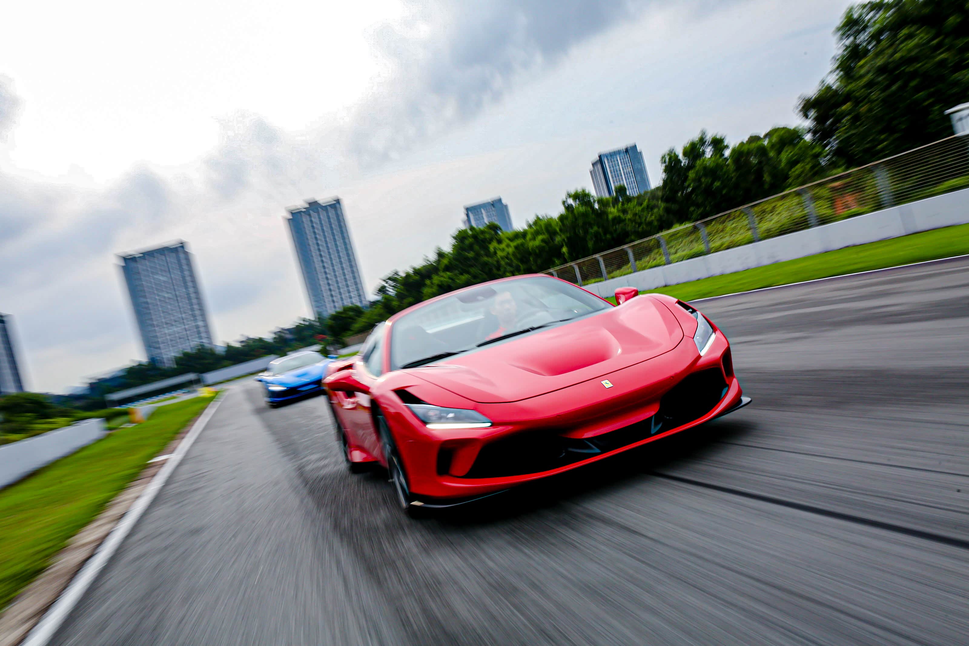 我在珠海开了10圈法拉利f8